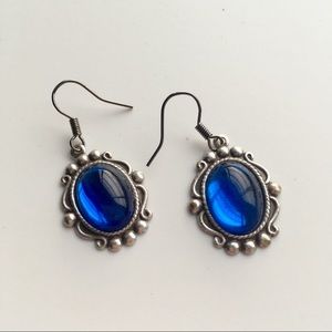 Sapphire blue gemstone earrings in deco setting